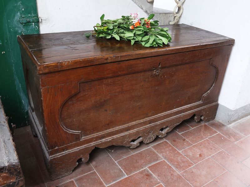 Cassapanca in noce, fronte con formella sagomata, XVIII secolo