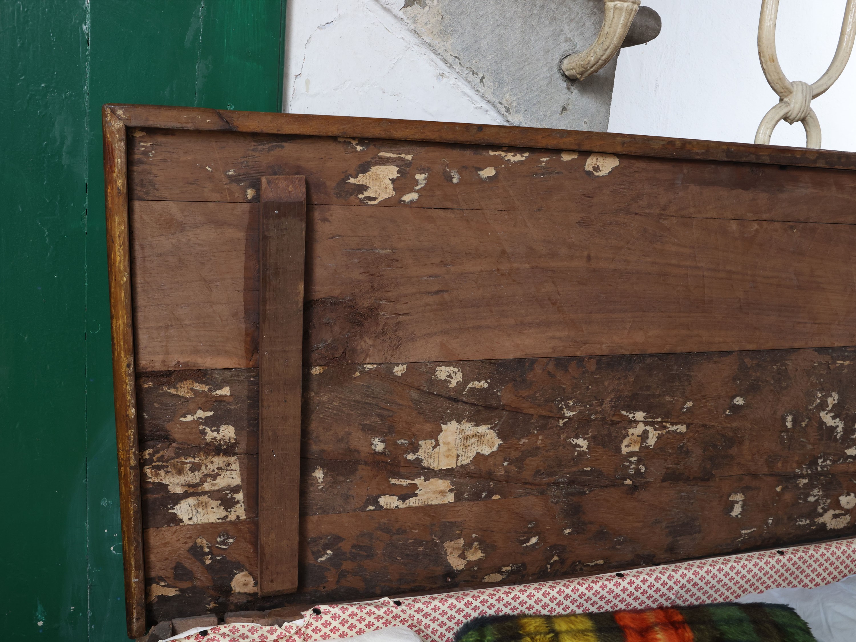 Cassapanca in noce, fronte con formella sagomata, XVIII secolo