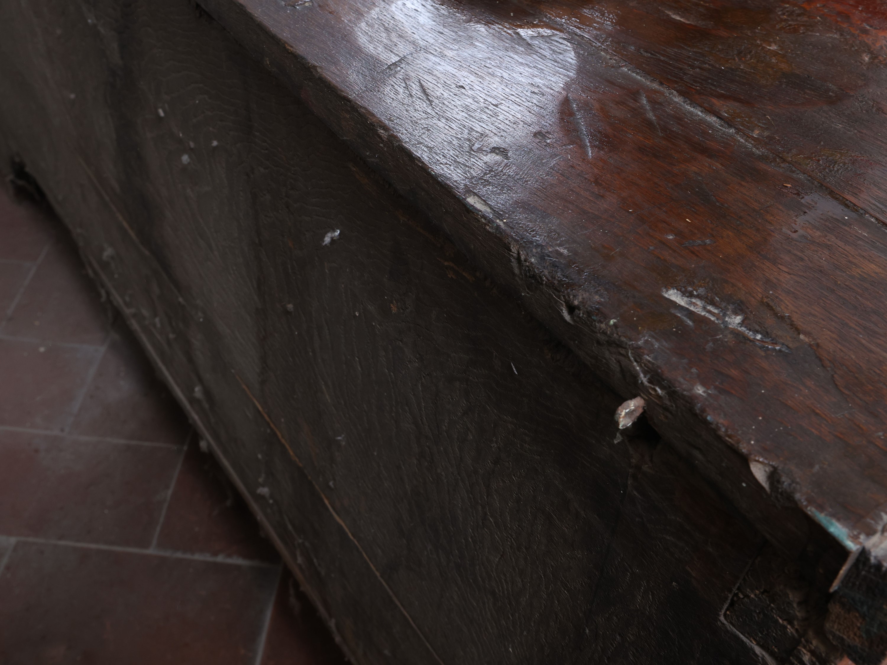 Cassapanca in noce, fronte con formella sagomata, XVIII secolo