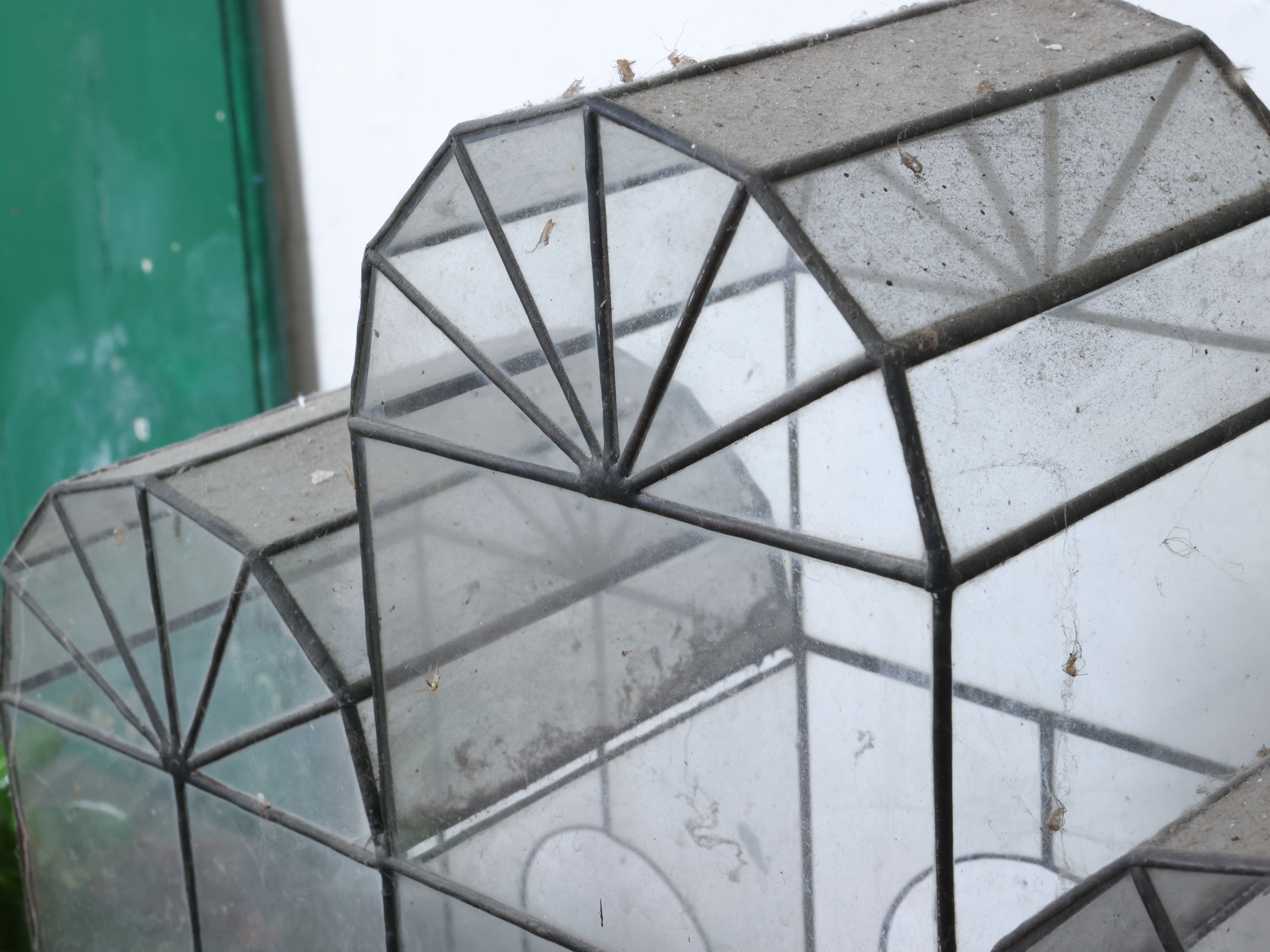 Teca-serra in vetro rilegato al piombo, architettura tripartita