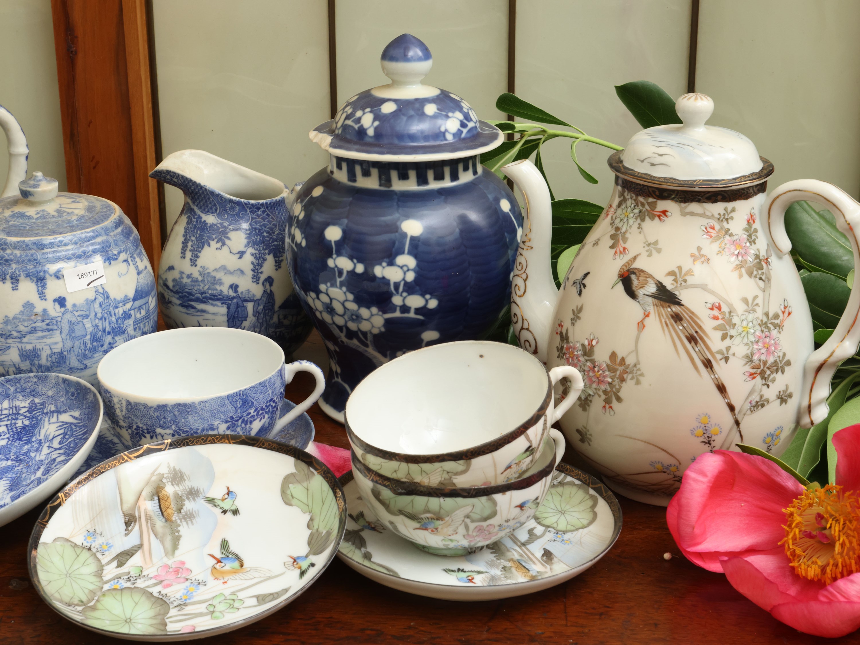 Miscellanea di accessori in porcellana, dipinti in stile chinoiserie (due set da tè)