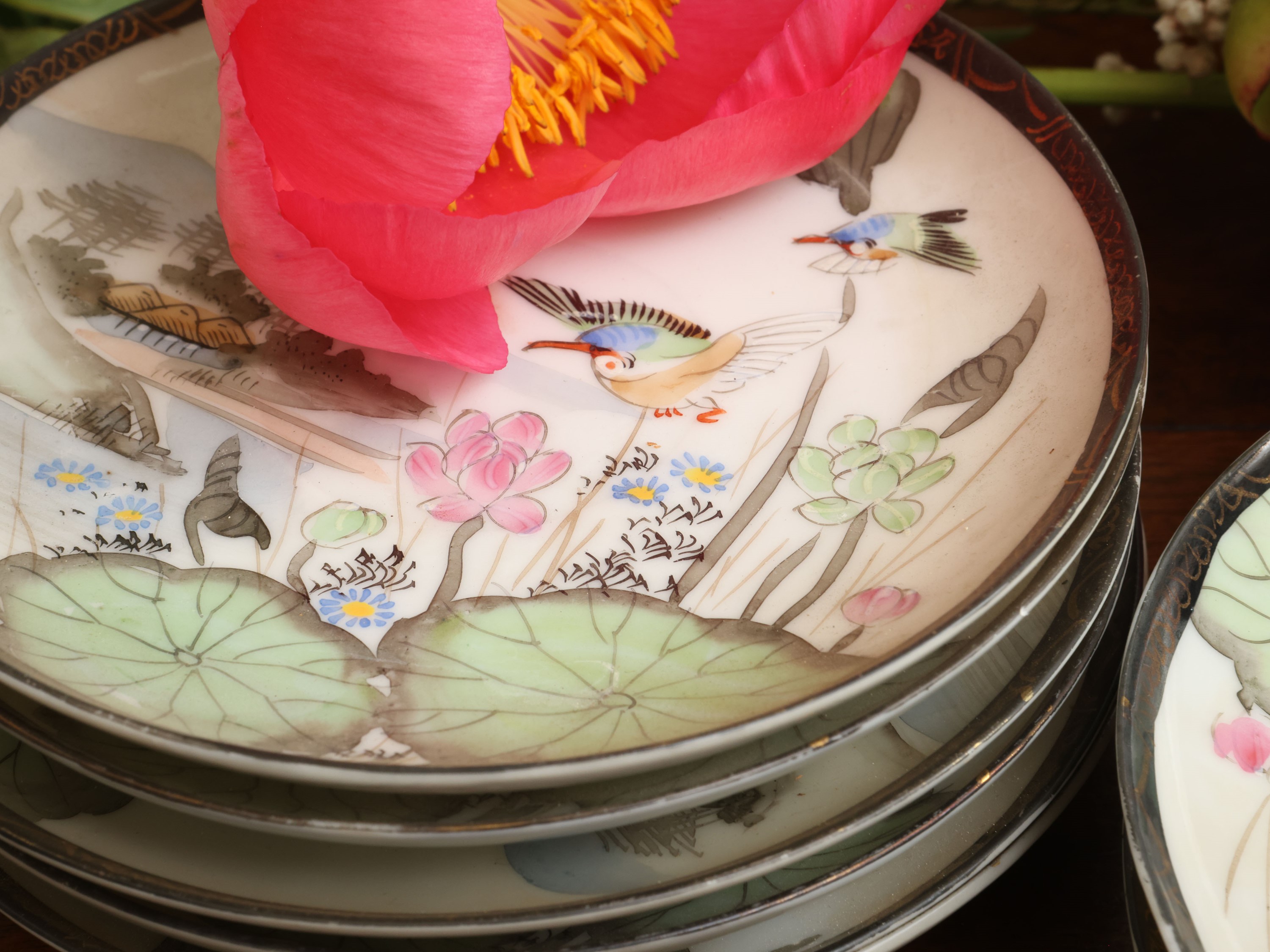 Miscellanea di accessori in porcellana, dipinti in stile chinoiserie (due set da tè)