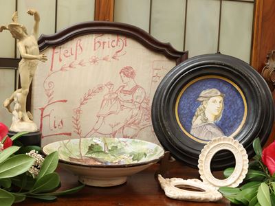 Miscellanea di curiosità, ricamo a piccolo punto in cornice e ceramiche decorative