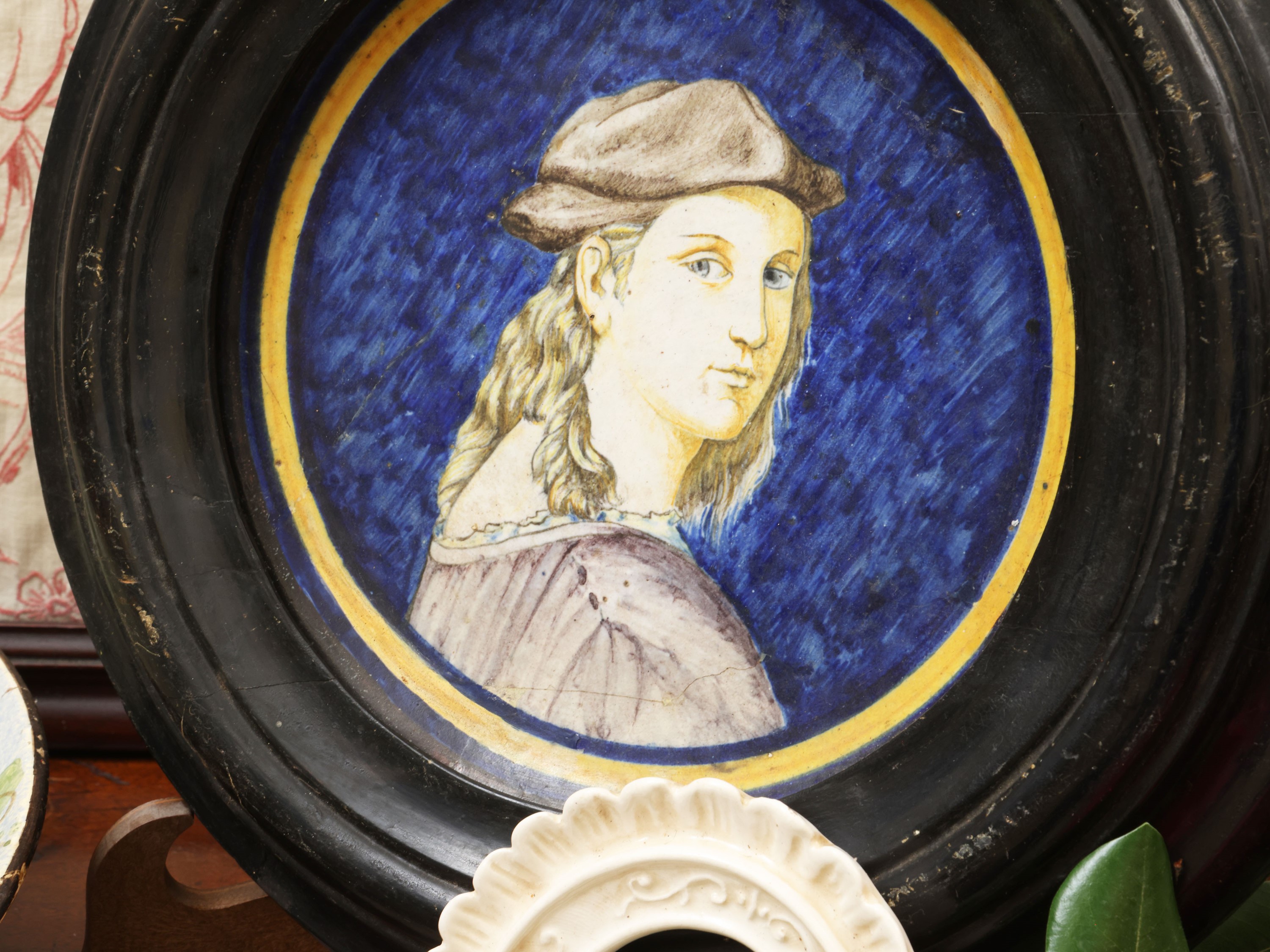 Miscellanea di curiosità, ricamo a piccolo punto in cornice e ceramiche decorative