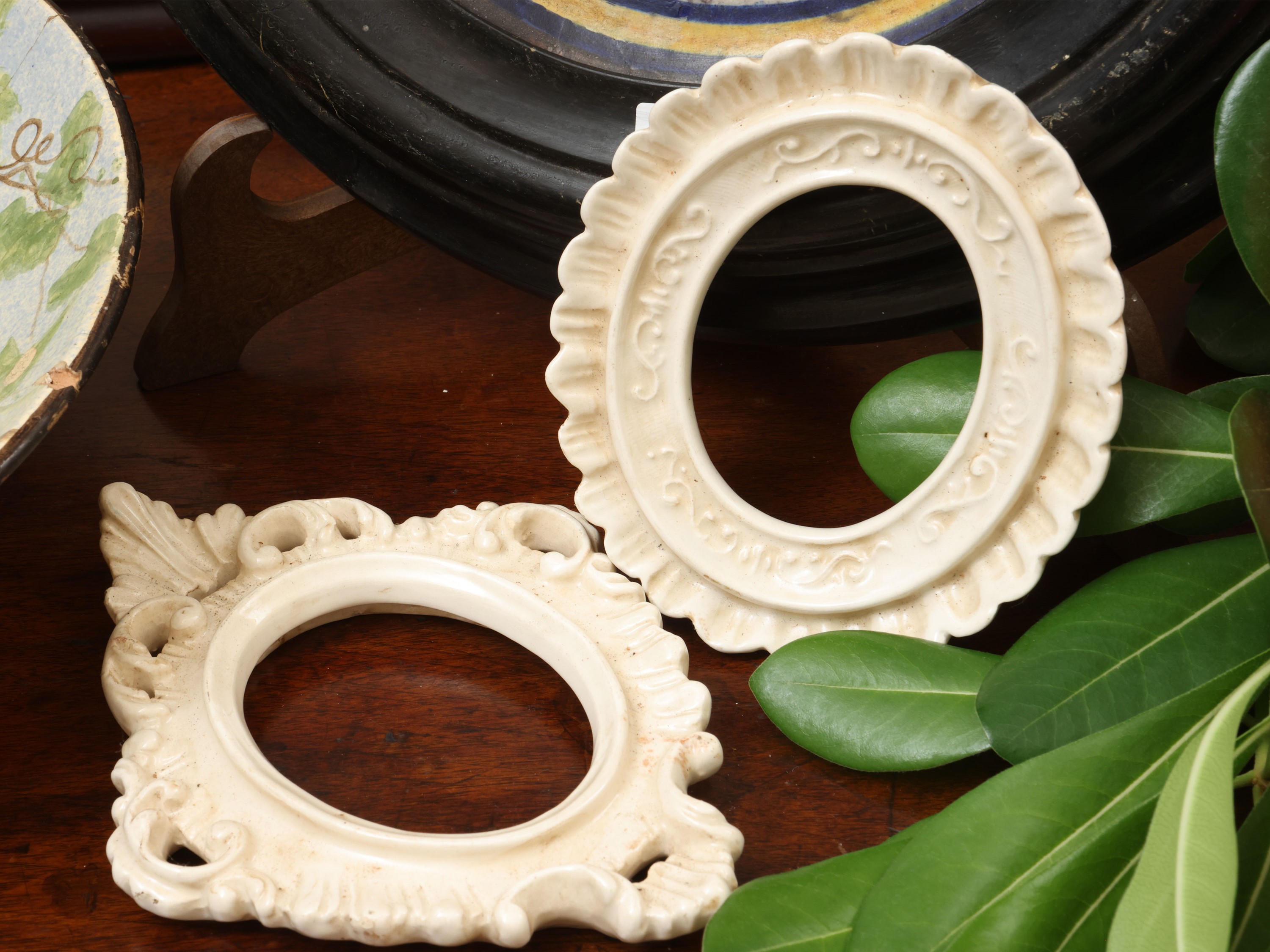Miscellanea di curiosità, ricamo a piccolo punto in cornice e ceramiche decorative