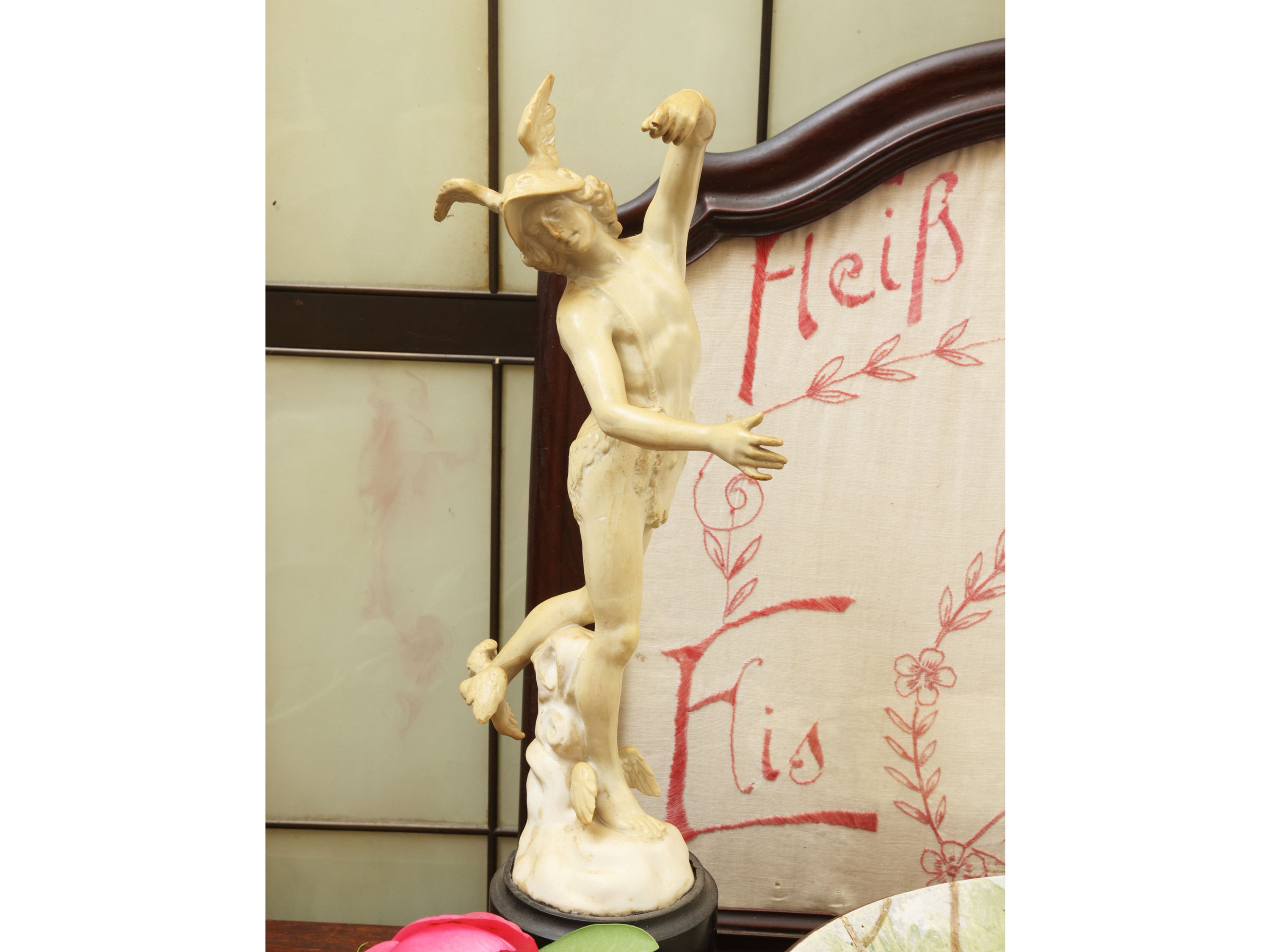 Miscellanea di curiosità, ricamo a piccolo punto in cornice e ceramiche decorative