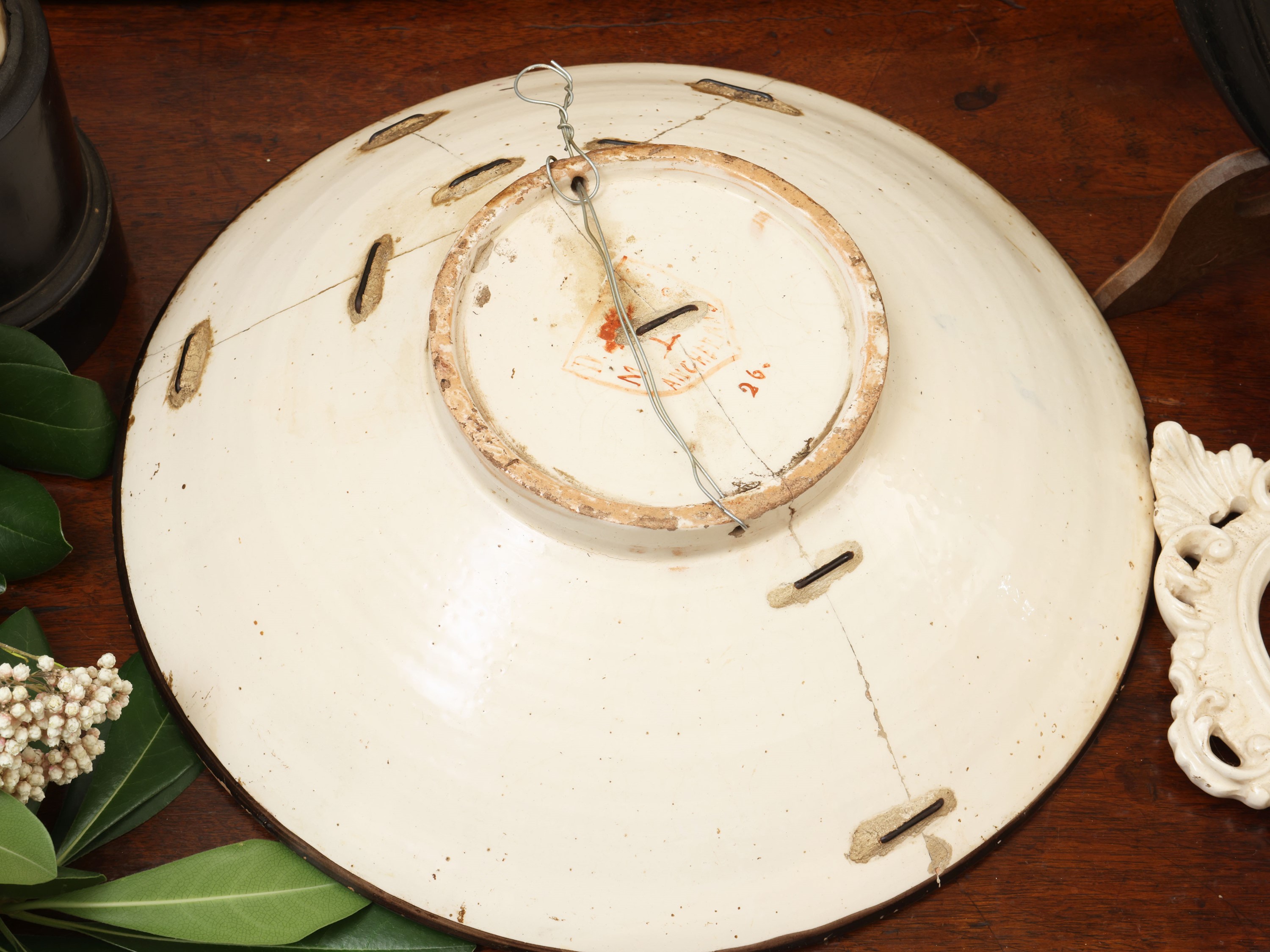 Miscellanea di curiosità, ricamo a piccolo punto in cornice e ceramiche decorative