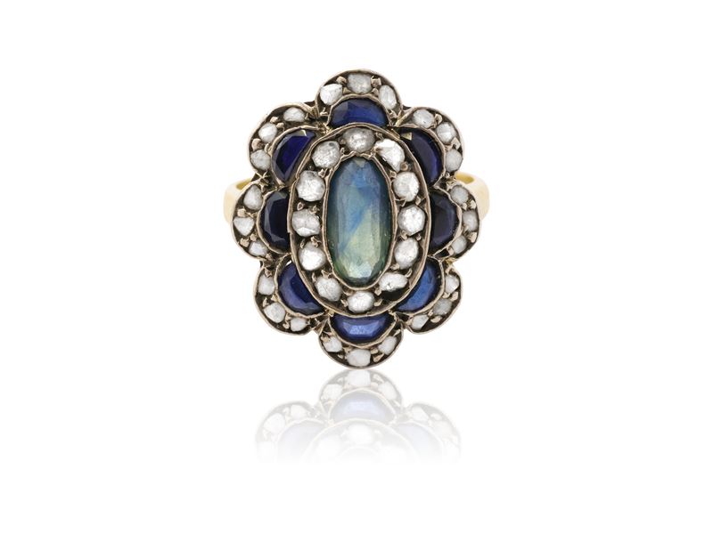Anello in oro giallo 18 kt con zaffiri e rose di diamante, inizi secolo XX