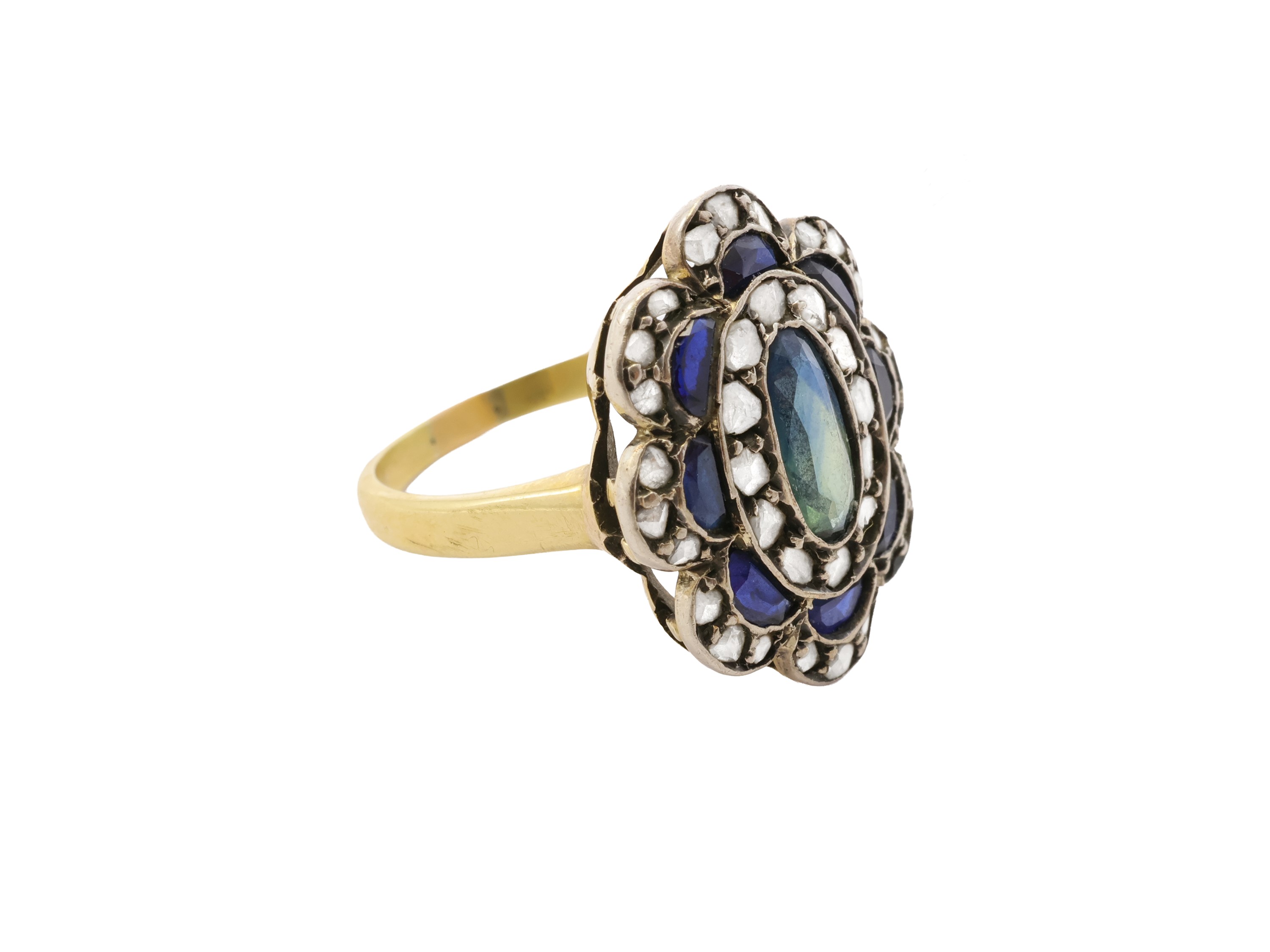 Anello in oro giallo 18 kt con zaffiri e rose di diamante, inizi secolo XX