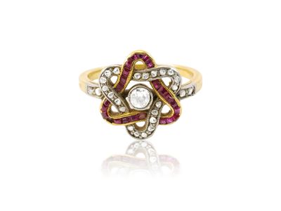 Anello, oro giallo 18 kt, argento, diamante di taglio vecchio e rubini (misura 8,5)