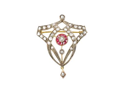 Spilla sagomata in oro giallo 18 kt, argento con rubini e diamanti, inizi secolo XX