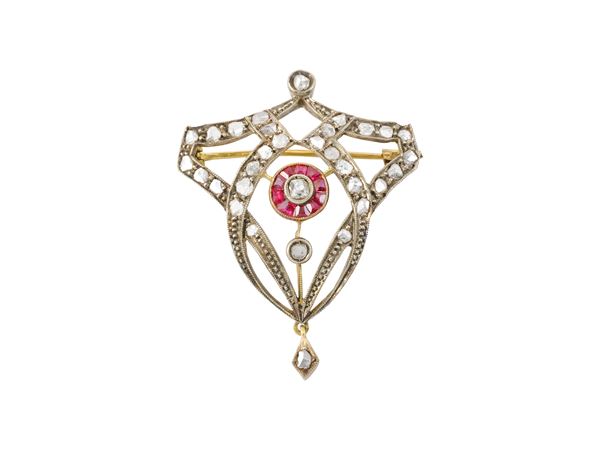 Spilla in oro giallo 18Kt, argento, rubini e diamanti