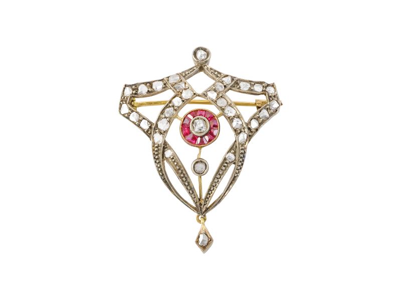 Spilla sagomata in oro giallo 18 kt, argento con rubini e diamanti, inizi secolo XX