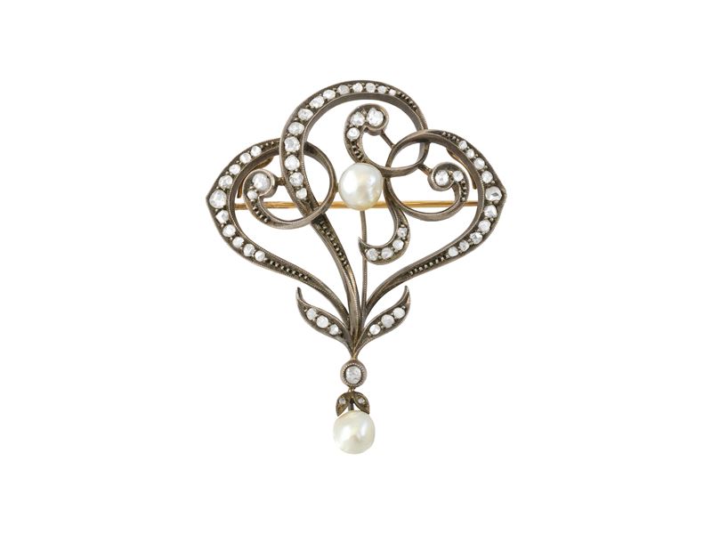 Spilla pendente, oro giallo 18Kt, argento, rose di diamante e mezze perle, inizi secolo XX