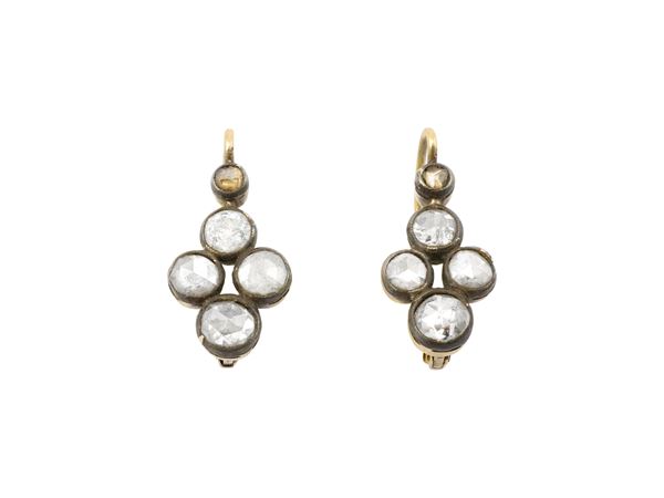 Paio di orecchini a monachella, in oro giallo 18Kt, argento e diamanti  (Inizi secolo XX)  - Asta Gioielli e Orologi - Maison Bibelot - Casa d'Aste Firenze - Milano