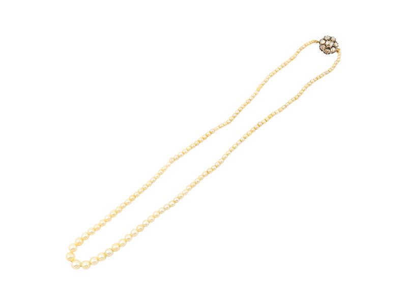 Collana di perle coltivate bianche in gradazione, fermezza in oro giallo 14 kt, elementi in argen...