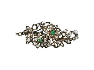 Spilla in argento e oro 18Kt con tralcio floreale, rose di diamante e piccoli smeraldi (fine seco...