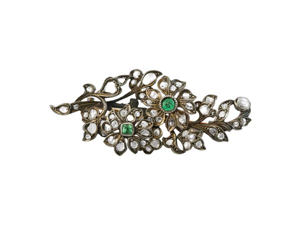 Spilla in argento, oro 18Kt, rose di diamante e piccoli smeraldi