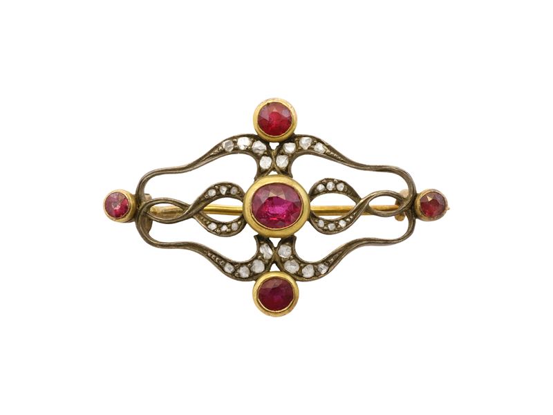 Spilla, oro giallo 14Kt e argento con rose di diamante e rubini, inizi XX secolo
