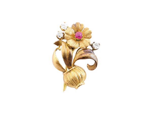 Spilla a vaso di fiori in oro giallo 18Kt, diamanti e piccolo rubino