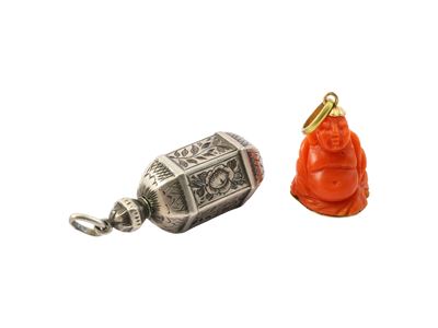 Charms in corallo e oro giallo 18Kt, Charm a soggetto Buddha e porta metro in argento