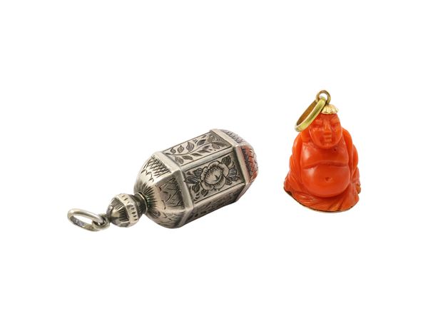 Charms in corallo e oro giallo 18Kt e porta metro in argento