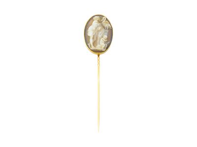 Spillone in oro 9 kt con cammeo intagliato, Venere e Cupido, fine secolo XIX