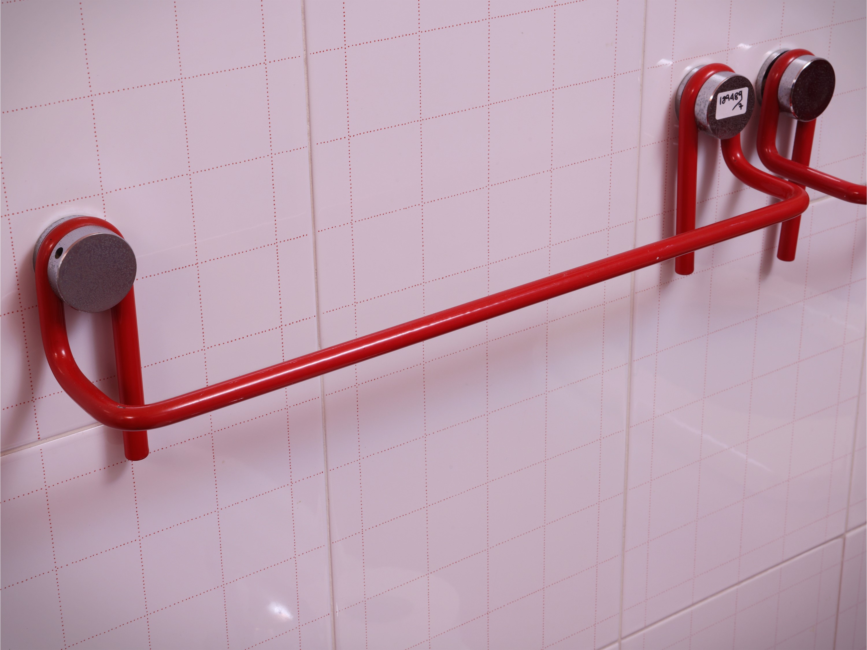 Set di accessori per stanza da bagno, metallo laccato rosso (portasalviette, porta rotolo e cinqu...