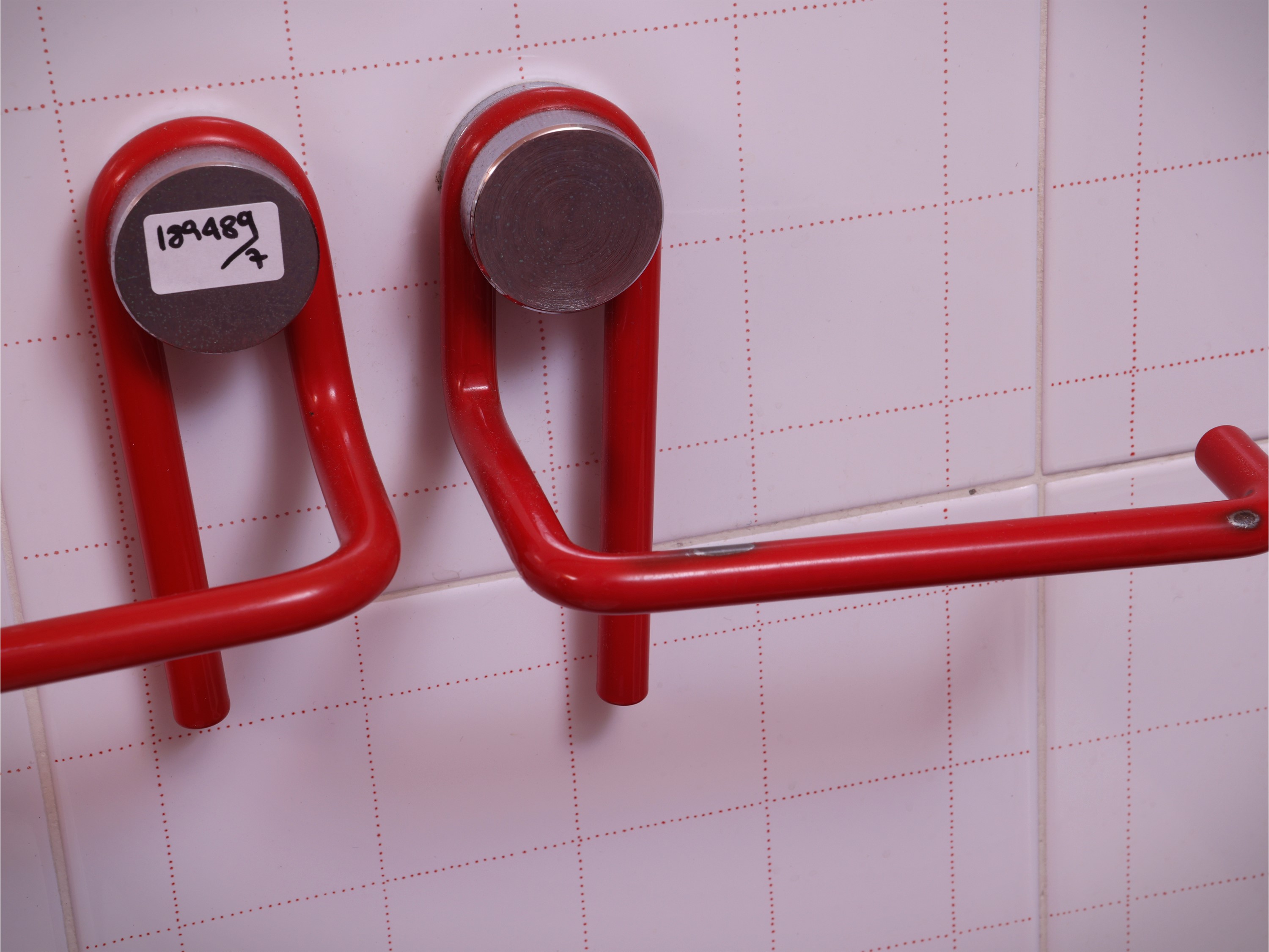 Set di accessori per stanza da bagno, metallo laccato rosso (portasalviette, porta rotolo e cinqu...