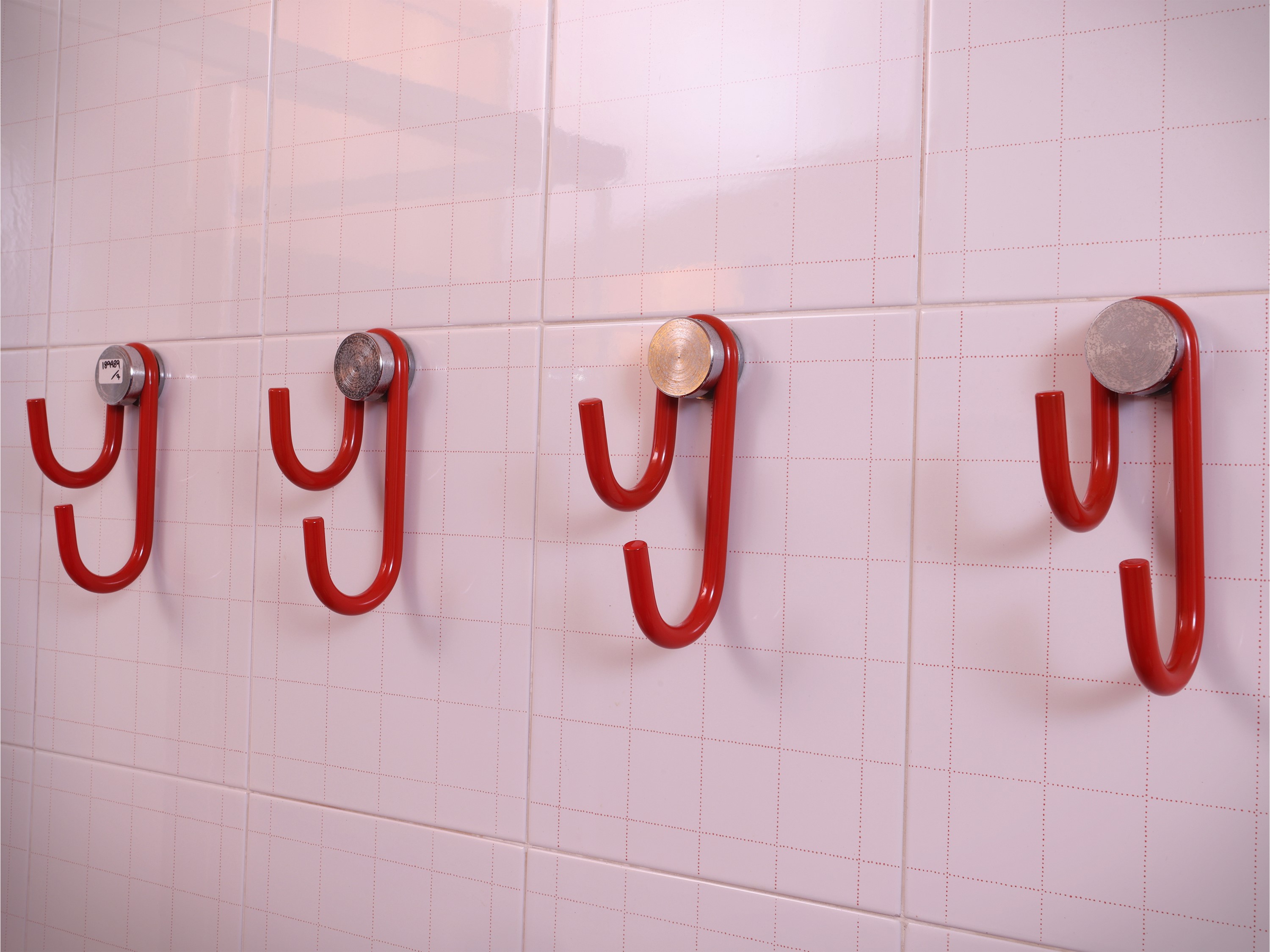 Set di accessori per stanza da bagno, metallo laccato rosso (portasalviette, porta rotolo e cinqu...