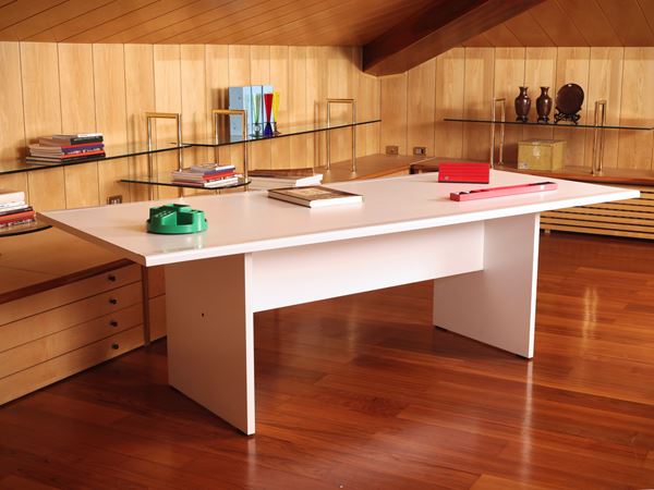 Grande tavolo da studio in laminato bianco