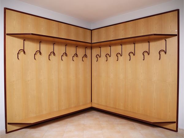 Boiserie ad angolo in legno biondo