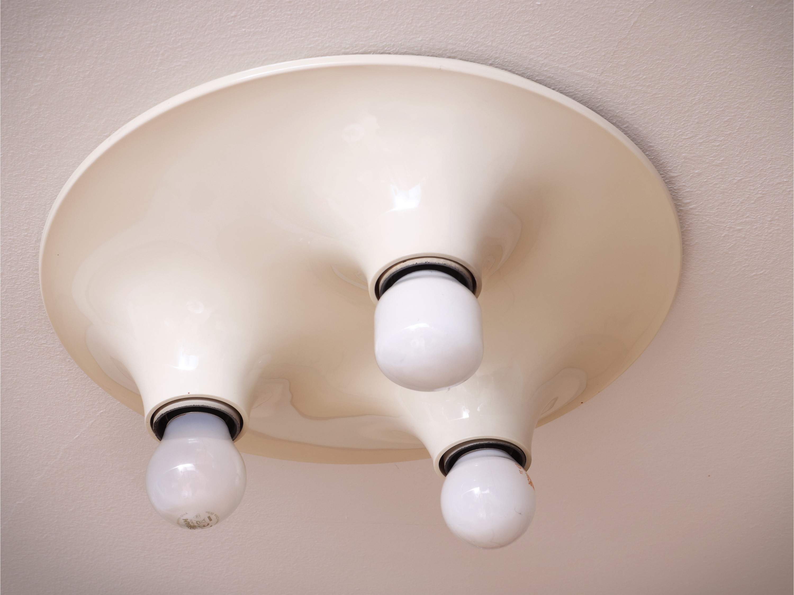 Vico Magistretti - Serie di tre plafoniere Triteti (Artemide), plastica bianca