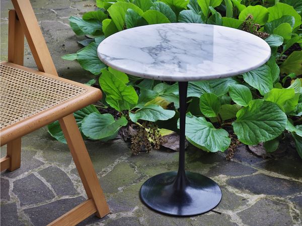 Coffee table, in the style of Ero Saarinen