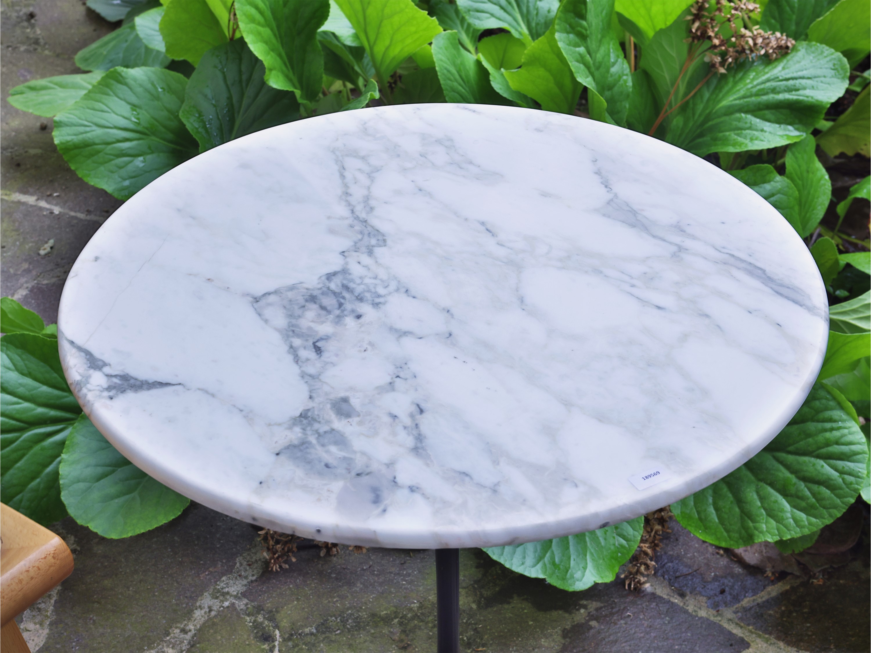 Tavolino nello stile di Eero Saarinen, struttura nera e piano in marmo bianco