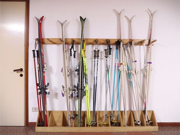 Grande rastrelliera in legno per sci