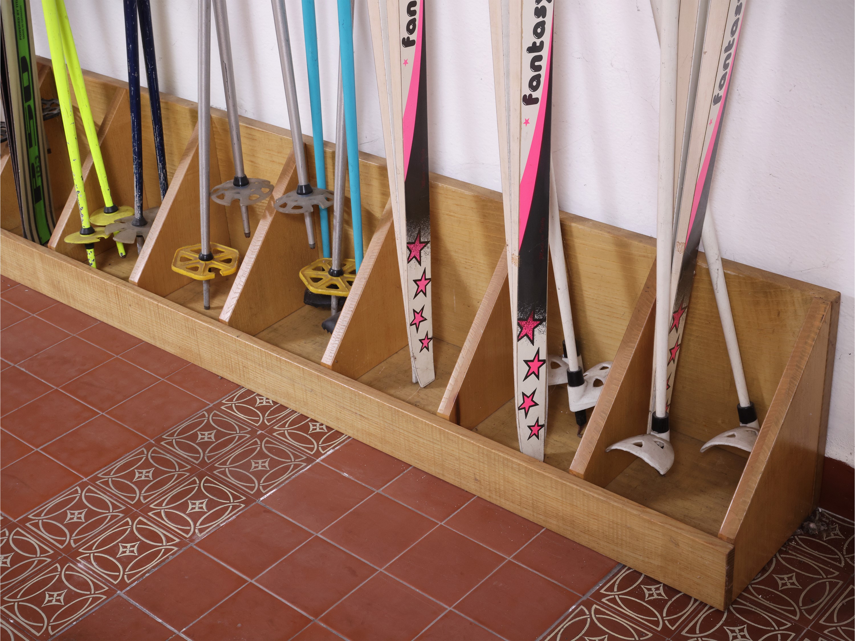 Grande Rastrelliera in Legno per Sci