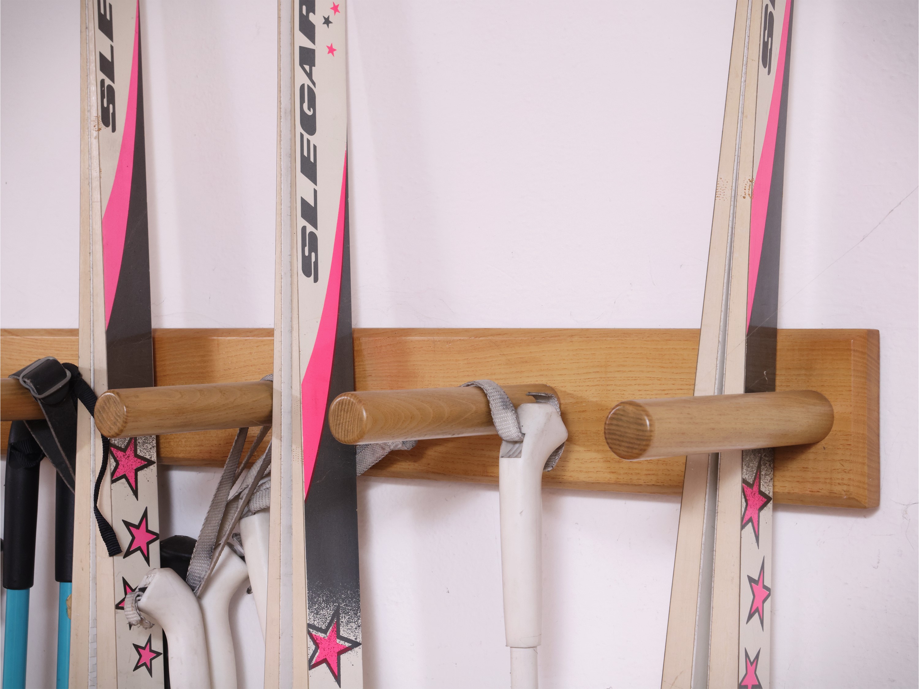 Grande Rastrelliera in Legno per Sci