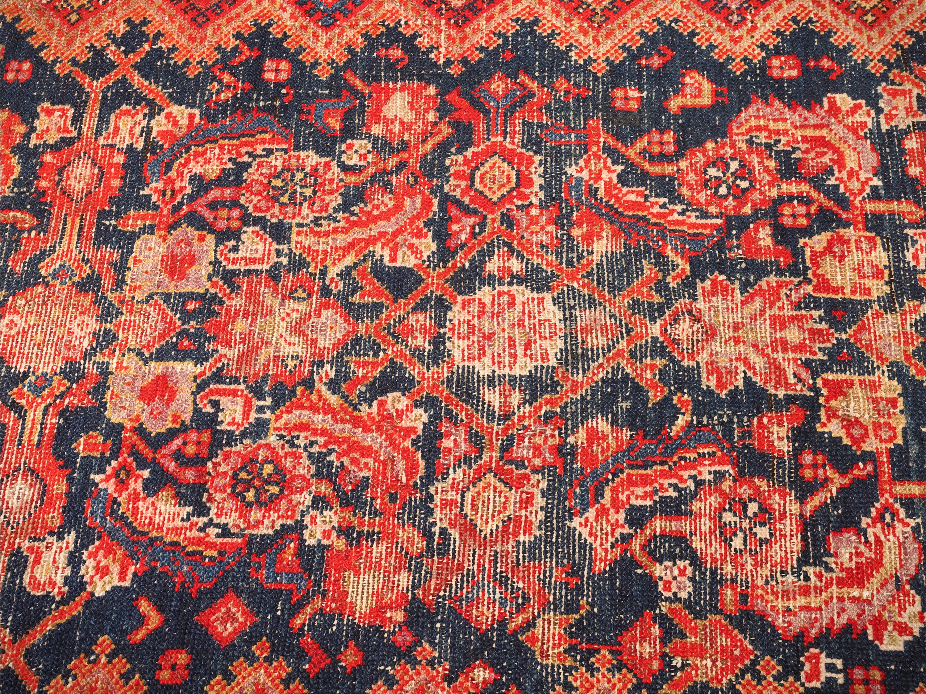 Tappeto di galleria caucasico, vecchia manifattura, fondo rosso con motivi vegetali geometrici