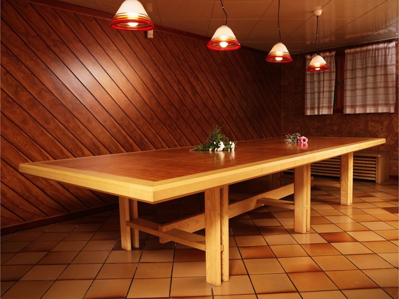 Grande Tavolo da Pranzo in Olivo ed Altre Essenze