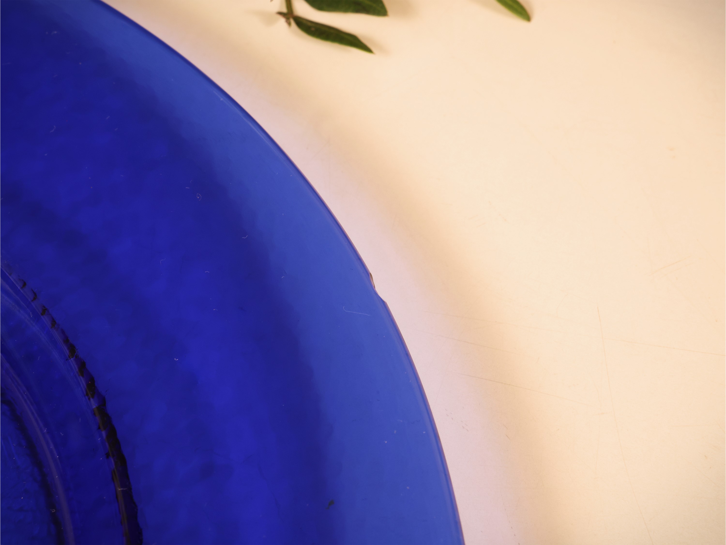 Serie di dodici sottopiatti in vetro blu, diametro 33,5 cm