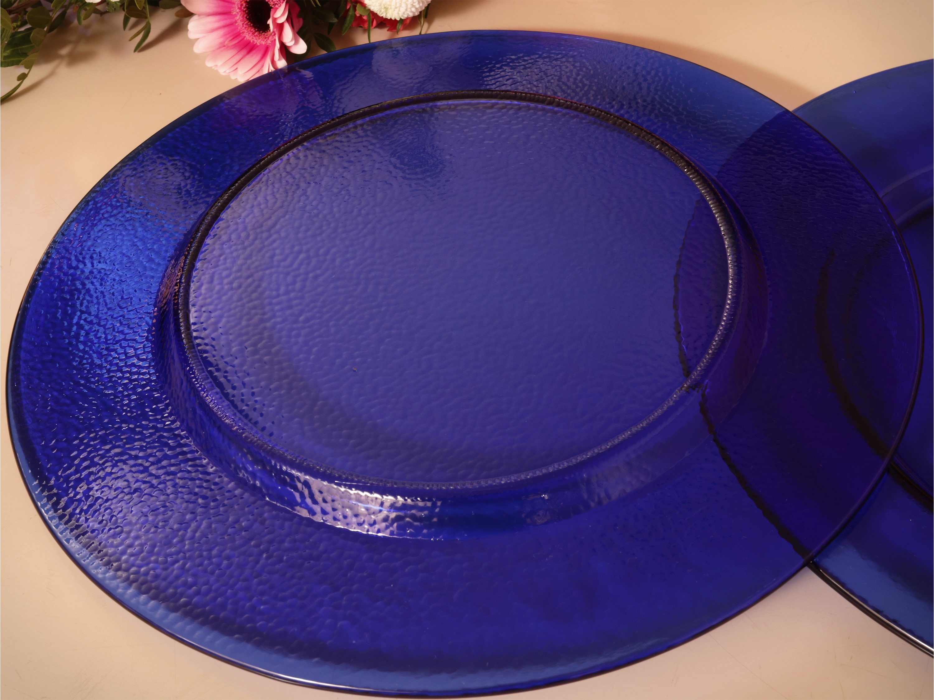 Serie di dodici sottopiatti in vetro blu, diametro 33,5 cm