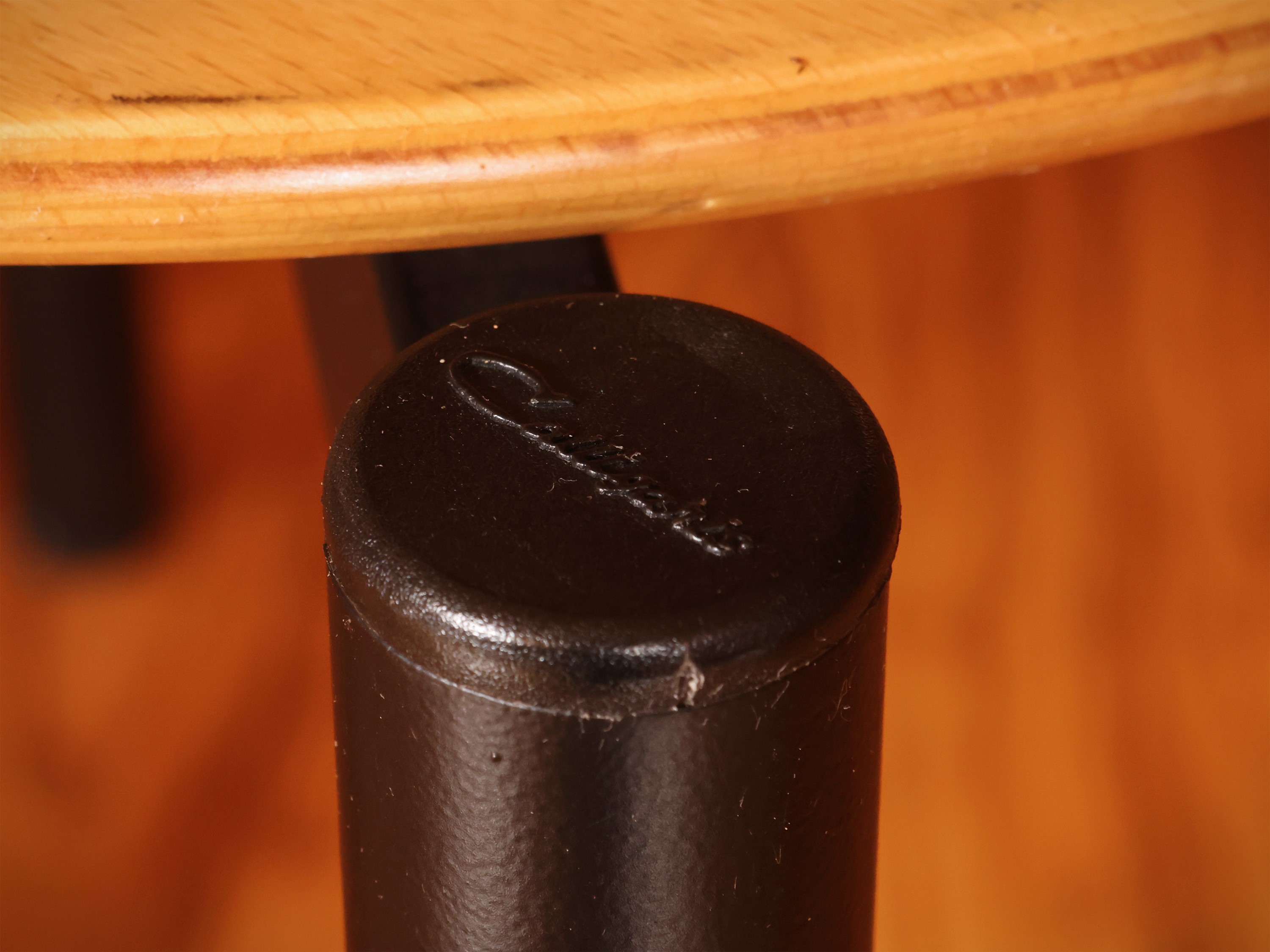 Serie di cinque sedie, metallo nero e sedute in legno