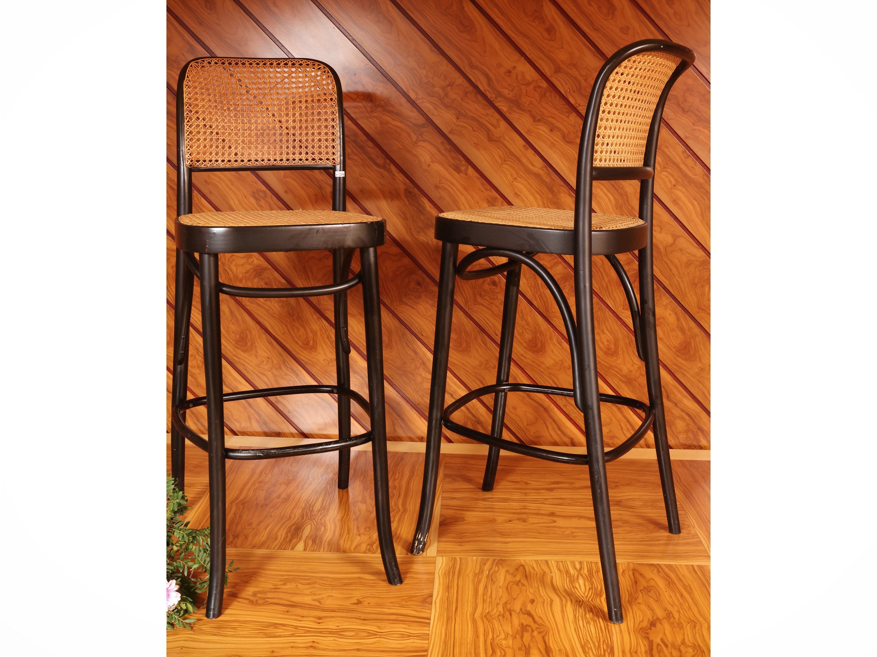 Serie di Tre Sgabelli Alti in Faggio Curvato Ebanizzato, Thonet