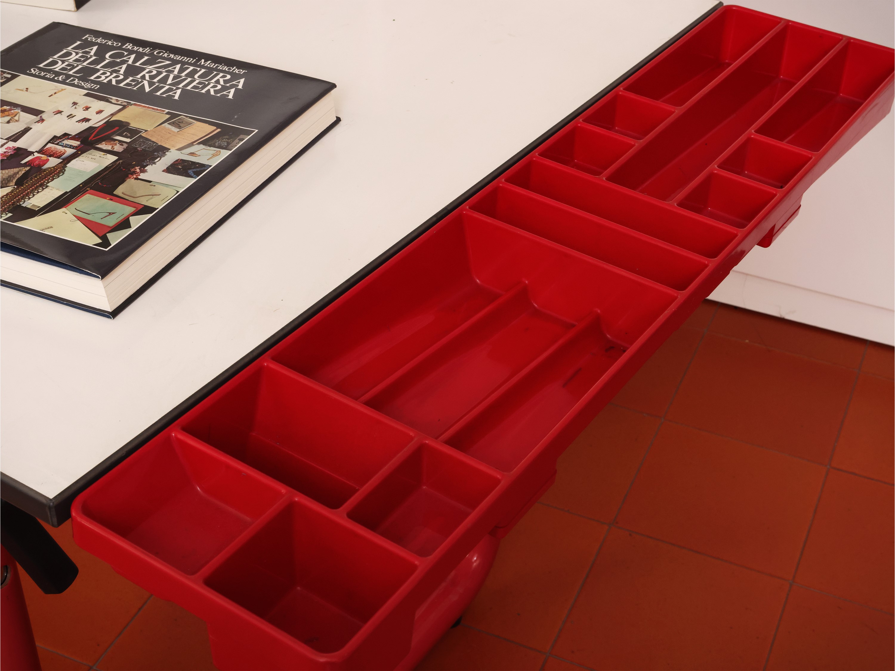 Tavolo da disegno, nello stile di Joe Colombo, piano inclinabile in laminato bianco