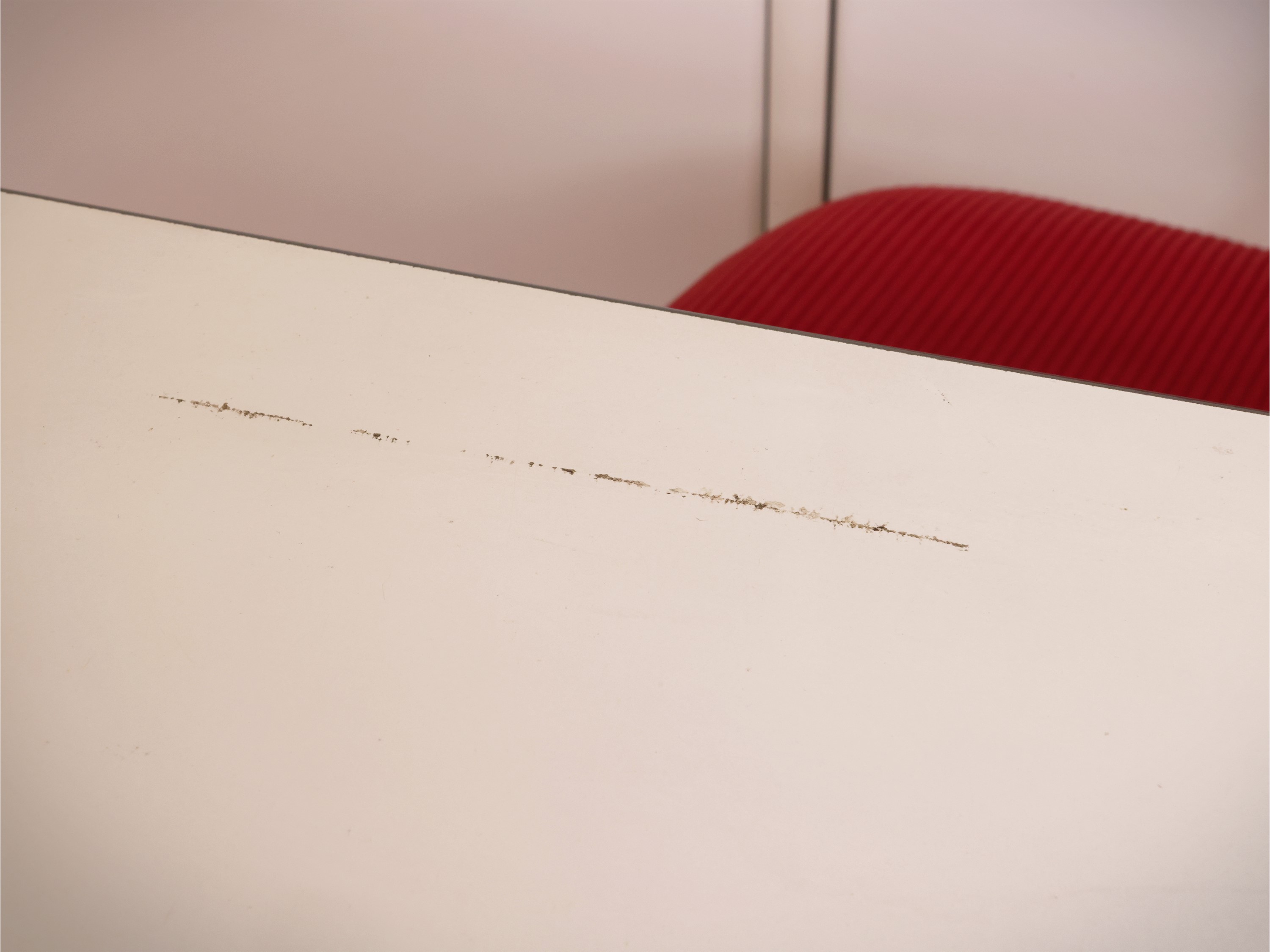 Tavolo da disegno, nello stile di Joe Colombo, piano inclinabile in laminato bianco