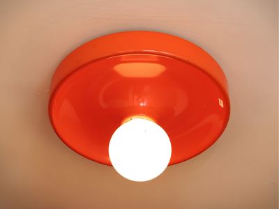 Plafoniera circolare in metallo laccato arancione, anni Settanta