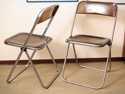 Serie di quattro sedie pieghevoli, struttura in metallo cromato e plastica fumé, anni Settanta