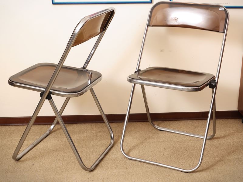 Serie di quattro sedie pieghevoli, struttura in metallo cromato e plastica fumé, anni Settanta