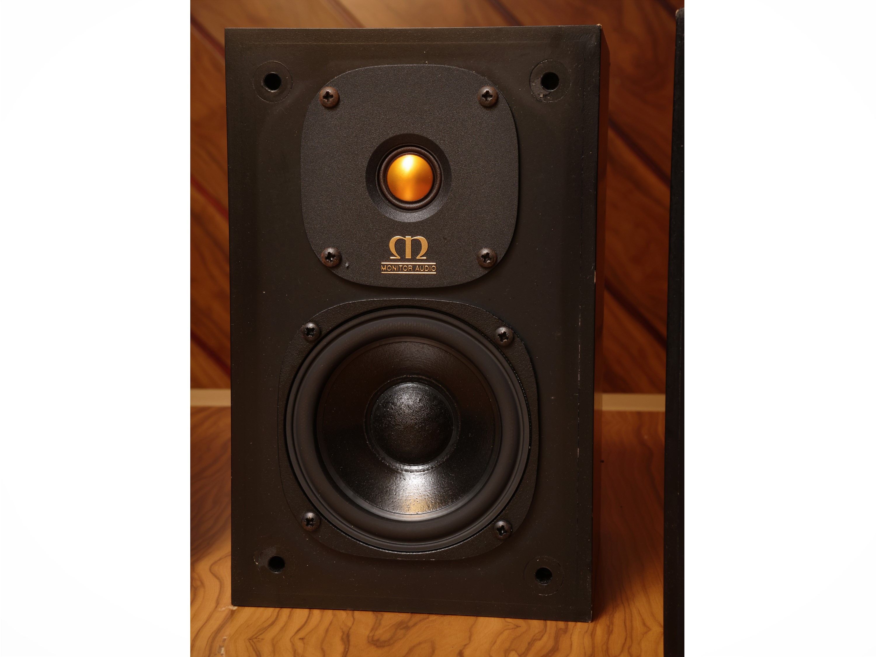 Monitor Audio, Serie di quattro diffusori Gold One